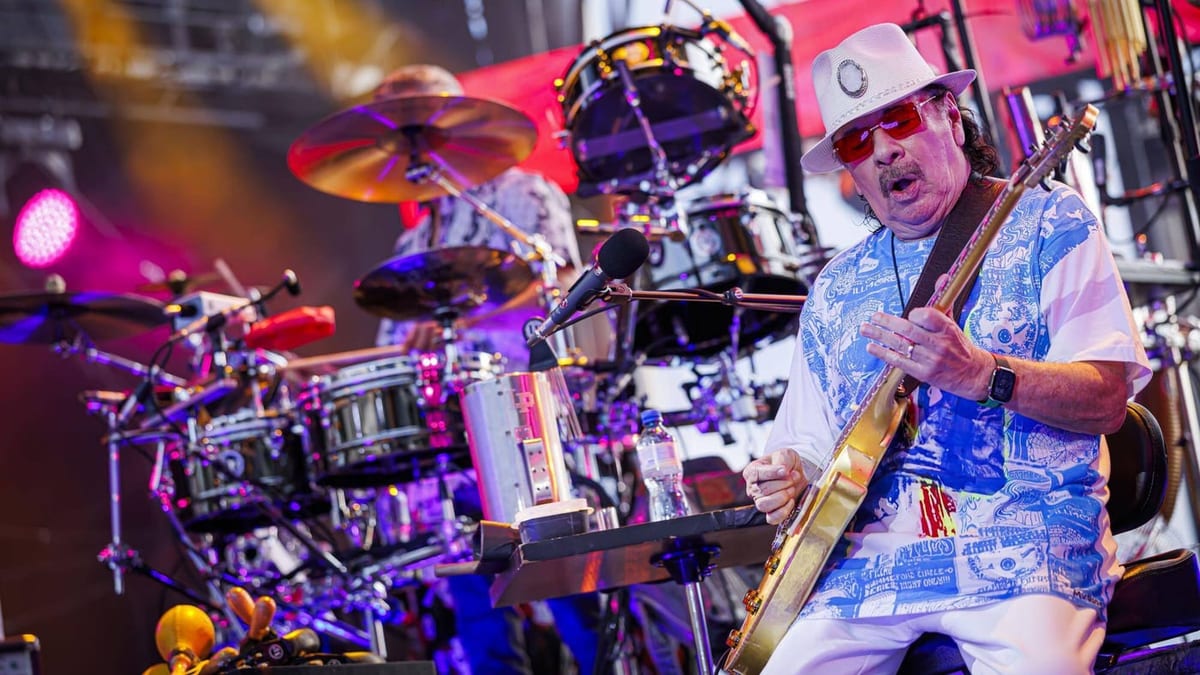 Carlos Santana sulla Scène du Lac del Montreux Jazz Festival, il 18 luglio 2025.