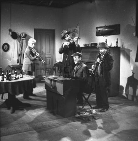 Chaplin als Calvero an der Geige in „Rampenlicht“, dem Film, dessen Musik ihm einen Oscar einbrachte.