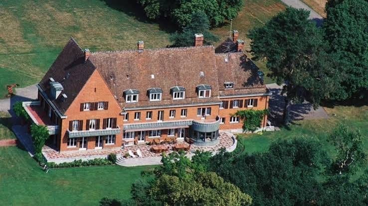 Das Château Solveig in Gland, in den 1930er-Jahren erbaut: eines der Anwesen am See, die Michael Jackson besichtigte.