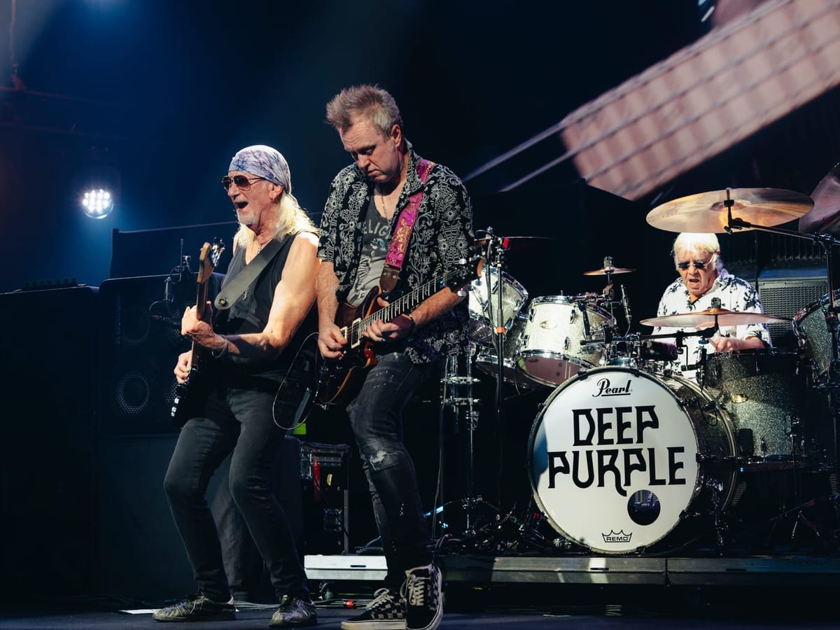 Die Band auf der Bühne in Montreux, 2026.
