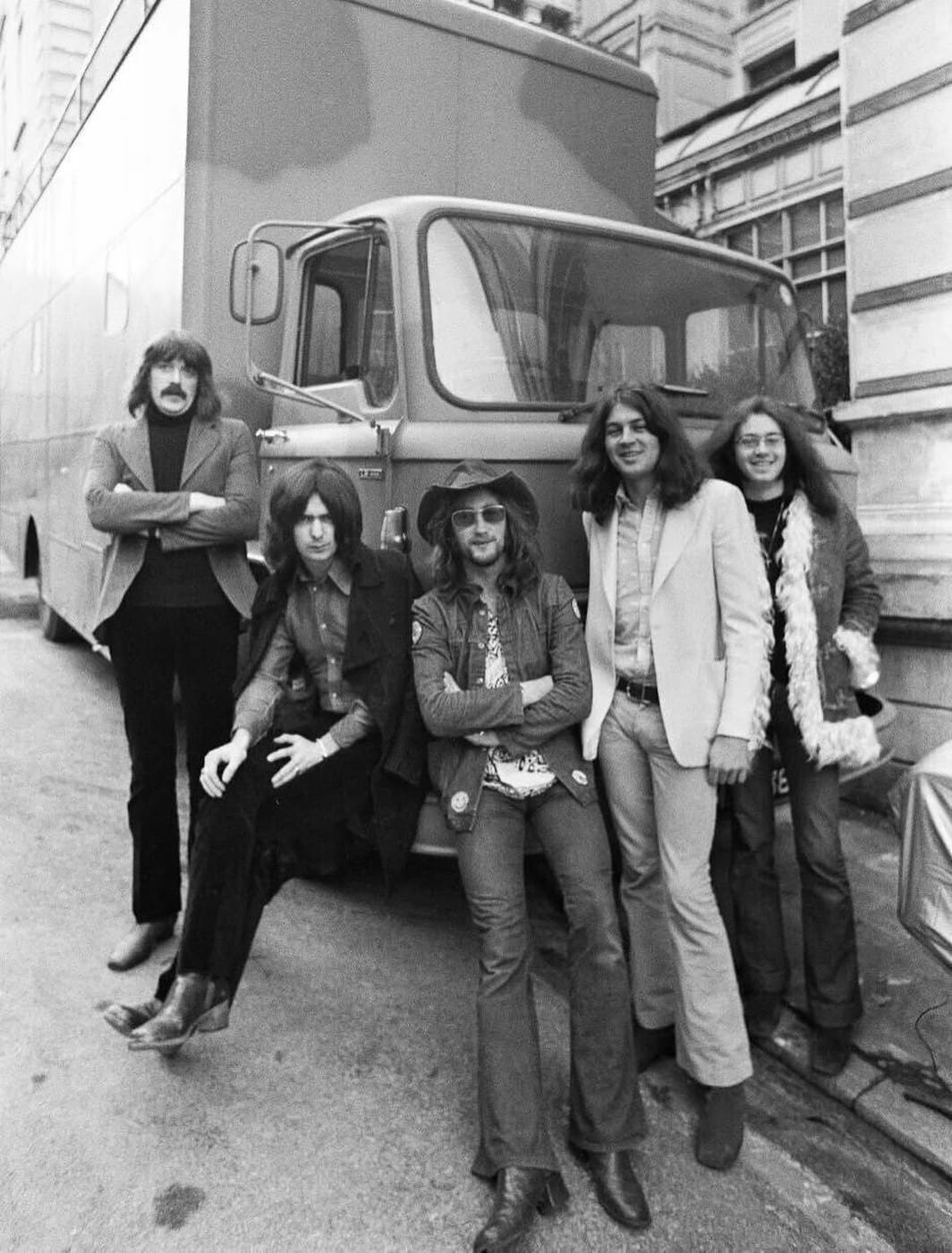 Die Band vor dem mobilen Studio der Rolling Stones, geparkt am Eingang des Grand Hôtel de Territet.