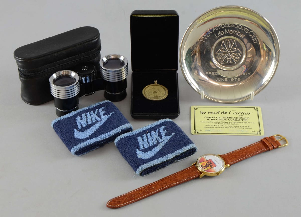 Tra gli effetti personali di Freddie Mercury: un orologio de La Griffe Ausoni, la boutique di Montreux, un piatto del TWA Ambassadors Club inciso «Freddie Mercury, June 1979», un binocolo da teatro, un pendente Queen e polsini Nike.