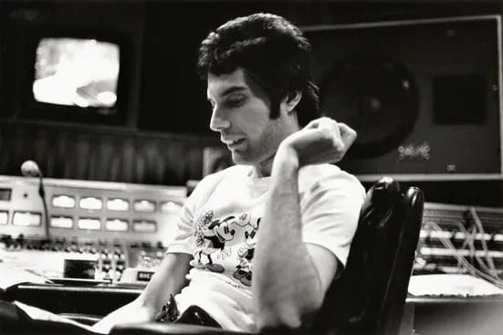 Freddie Mercury al missaggio dell’album dal vivo «Live Killers», ai Mountain Studios, nel 1979.