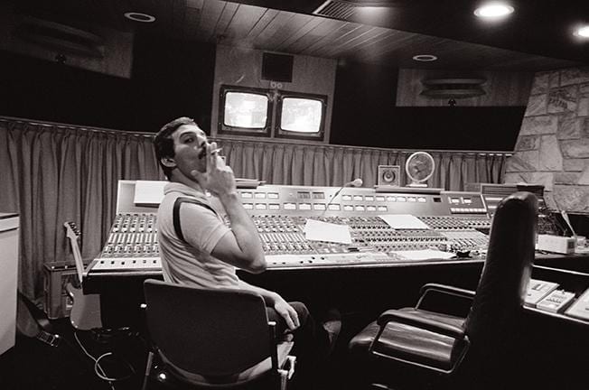 Freddie Mercury nella sala di controllo dei Mountain Studios, nel 1981.