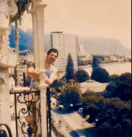 Freddie Mercury su un balcone del Montreux Palace, di fronte al lago.