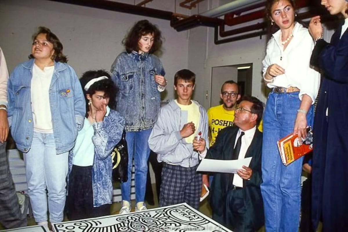 Keith Haring beim Zeichnen von Lucky-Strike-Plakaten, am 16. Juni 1987. Foto Jacques Straesslé.