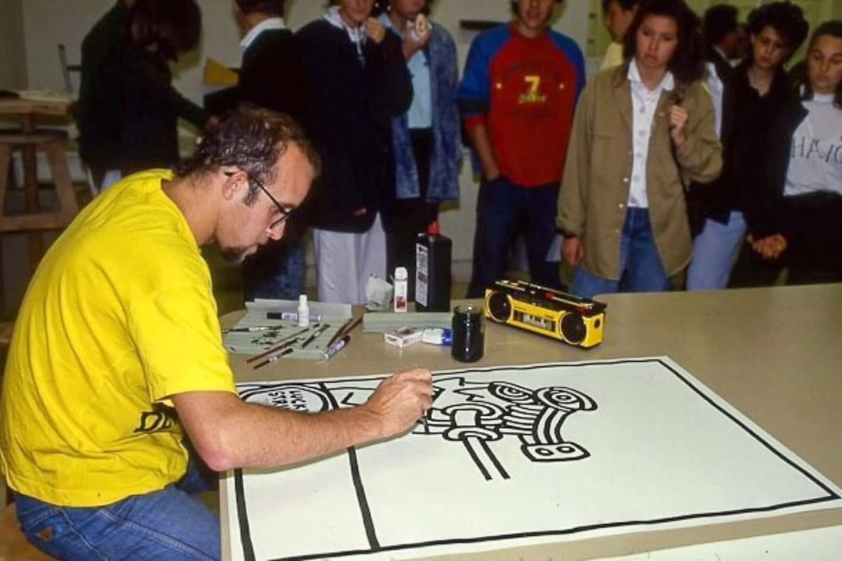 Keith Haring beim Zeichnen von Lucky-Strike-Plakaten, am 16. Juni 1987. Foto Jacques Straesslé.