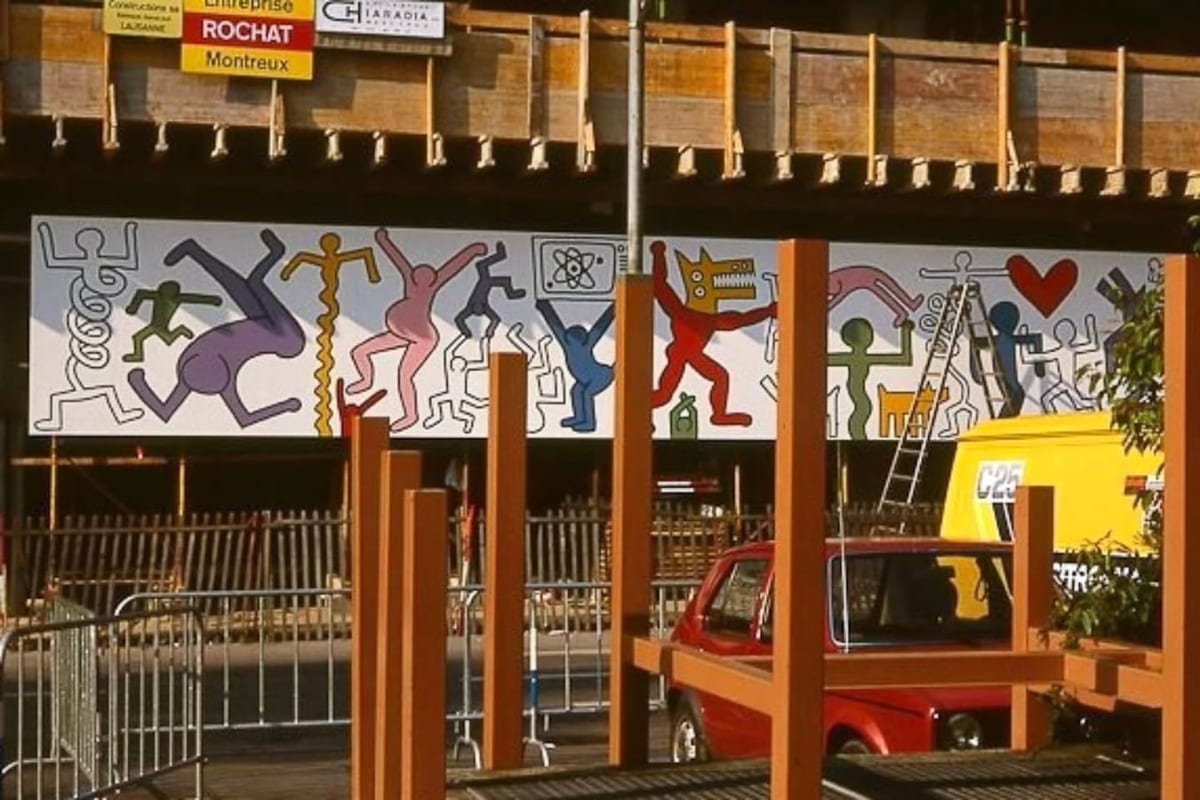 Keith Haring beim Bemalen der Tafeln. Foto Jacques Straesslé.