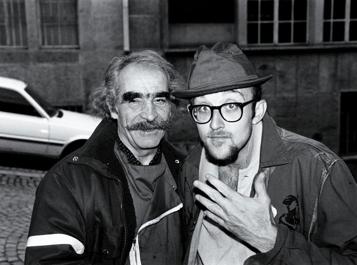 Keith Haring und Jean Tinguely vor der Galerie Rivolta an der Rue de la Mercerie in Lausanne, Juni 1987.