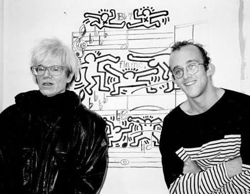 Andy Warhol und Keith Haring vor ihrer Gemeinschaftsarbeit, im Broadway-Atelier, Ende 1985.