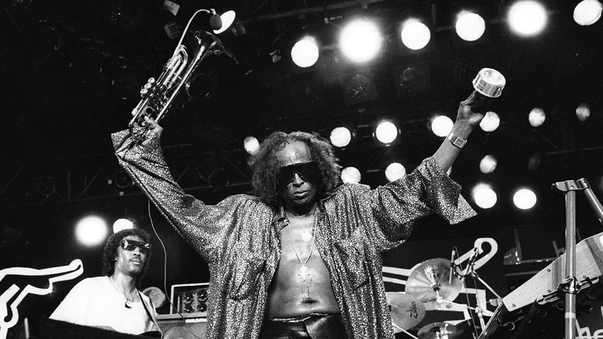 Miles Davis saluta il pubblico, nel 1986, al Montreux Jazz Festival.