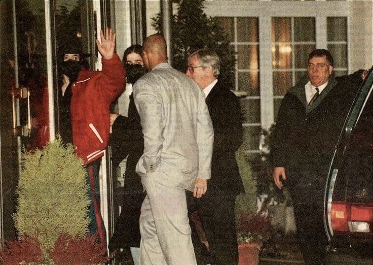 Michael Jackson kehrt durch den Hintereingang des Montreux Palace zurück, um den Fans zu entgehen.