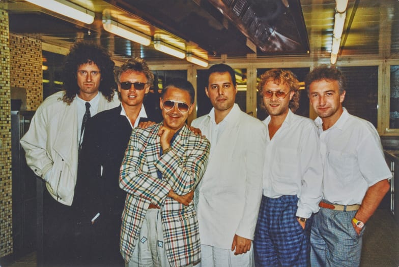 Brian May, Roger Taylor, Claude Nobs, Freddie Mercury, Produzent David Richards und John Deacon im Hôtel de Ville de Crissier (1988).