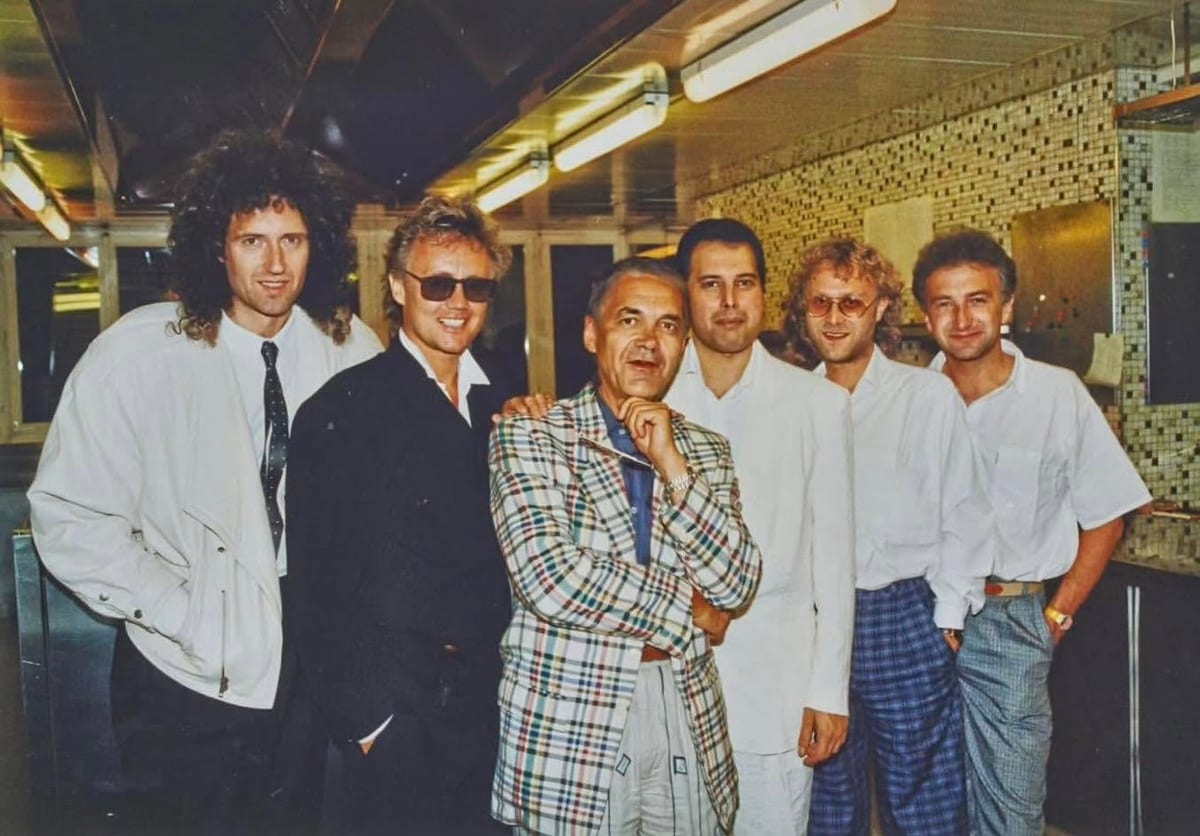Brian May, Roger Taylor, Claude Nobs, Freddie Mercury, Produzent David Richards und John Deacon im Hôtel de Ville de Crissier (1988).