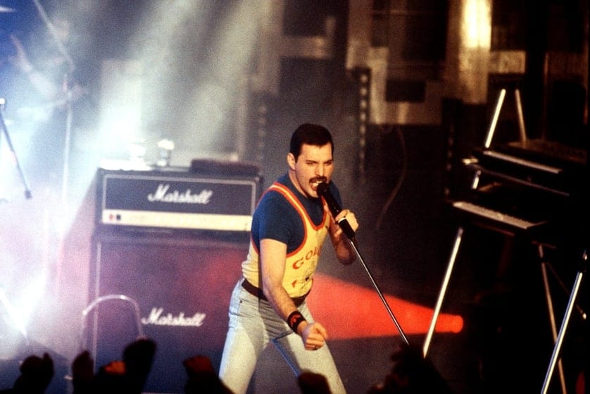 Freddie Mercury am Mikrofon, im „Gold’s Gym“-Trikot.