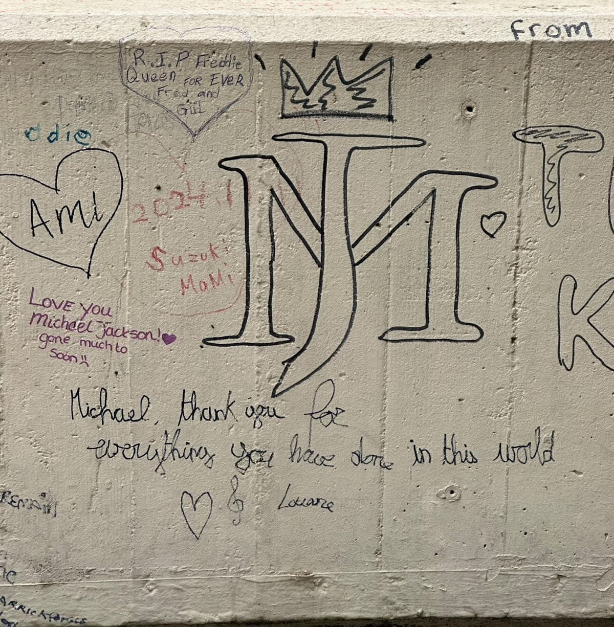Auf der Queen-Gedenkwand vor dem ehemaligen Studioeingang hinterlassen Fans auch Botschaften an Michael Jackson.