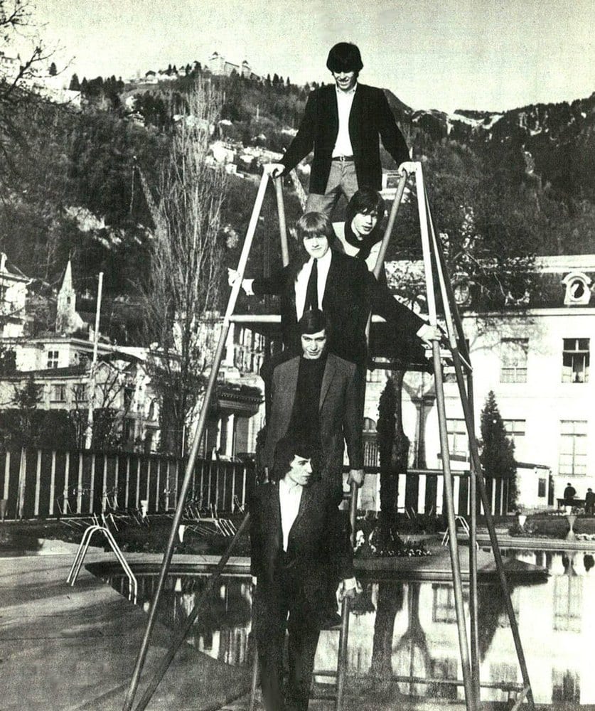Die Rolling Stones auf dem Sprungturm des Casino-Bades, im April 1964.