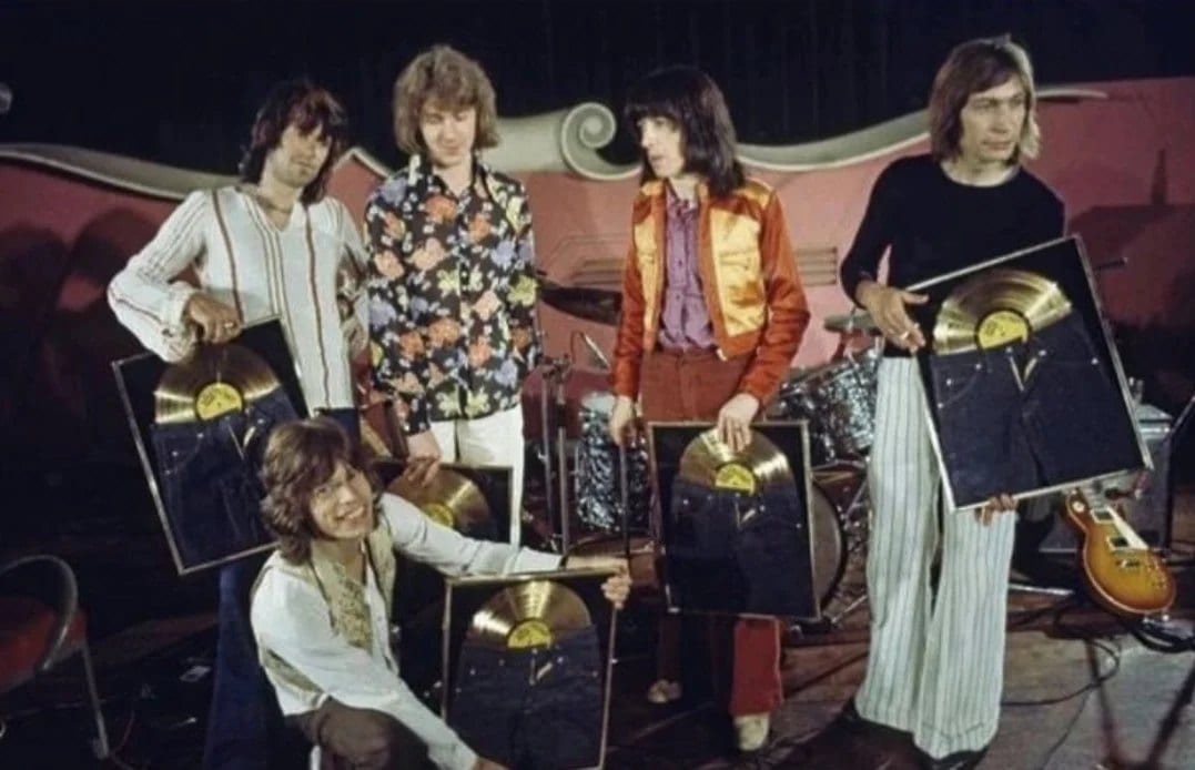 Die Rolling Stones erhalten ihre Goldenen Schallplatten für „Sticky Fingers“, in Montreux, am 18. Mai 1972: Keith Richards, Mick Jagger, Mick Taylor, Bill Wyman und Charlie Watts.