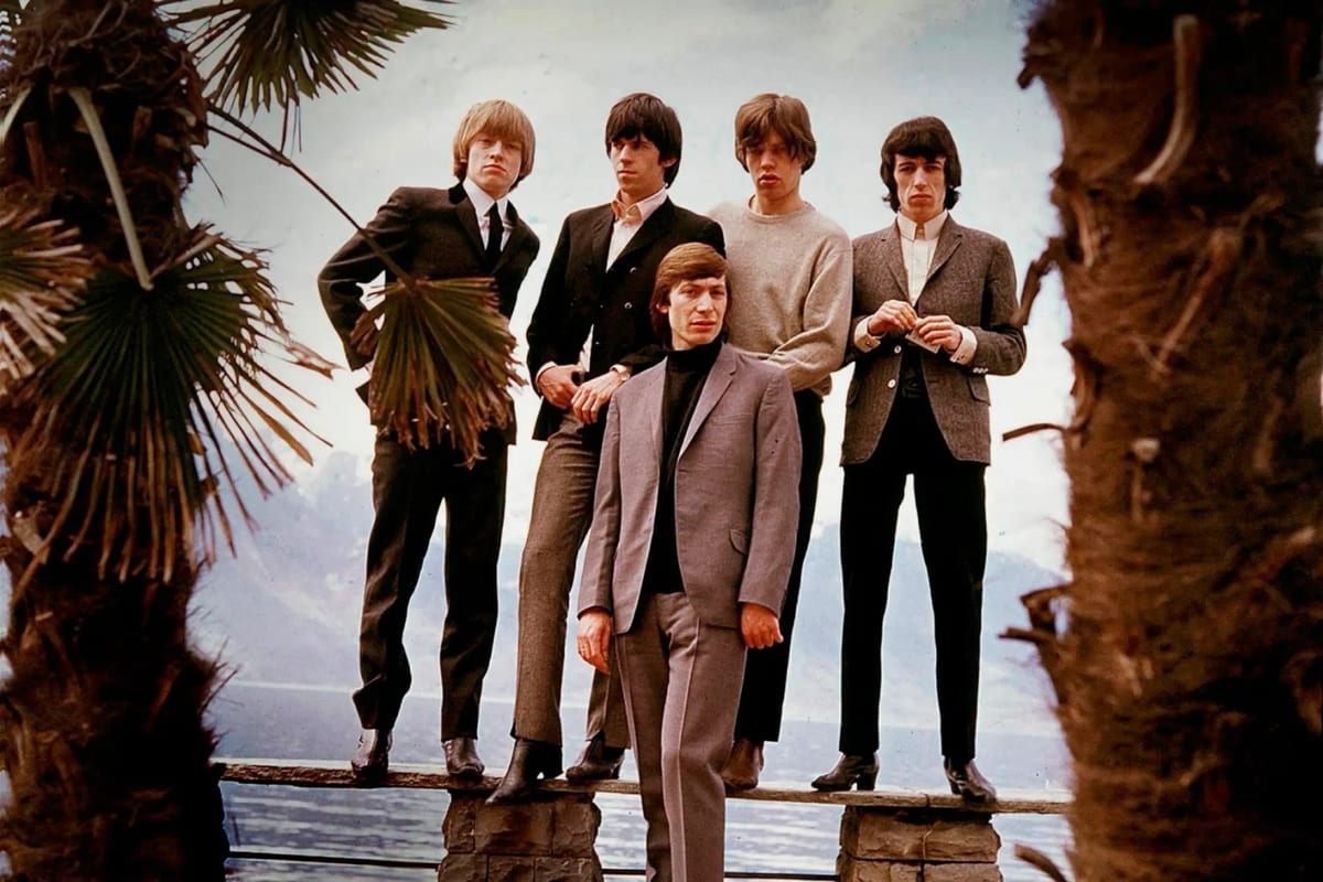 Die Rolling Stones am Seeufer in Montreux, zwischen den Palmen, im April 1964.