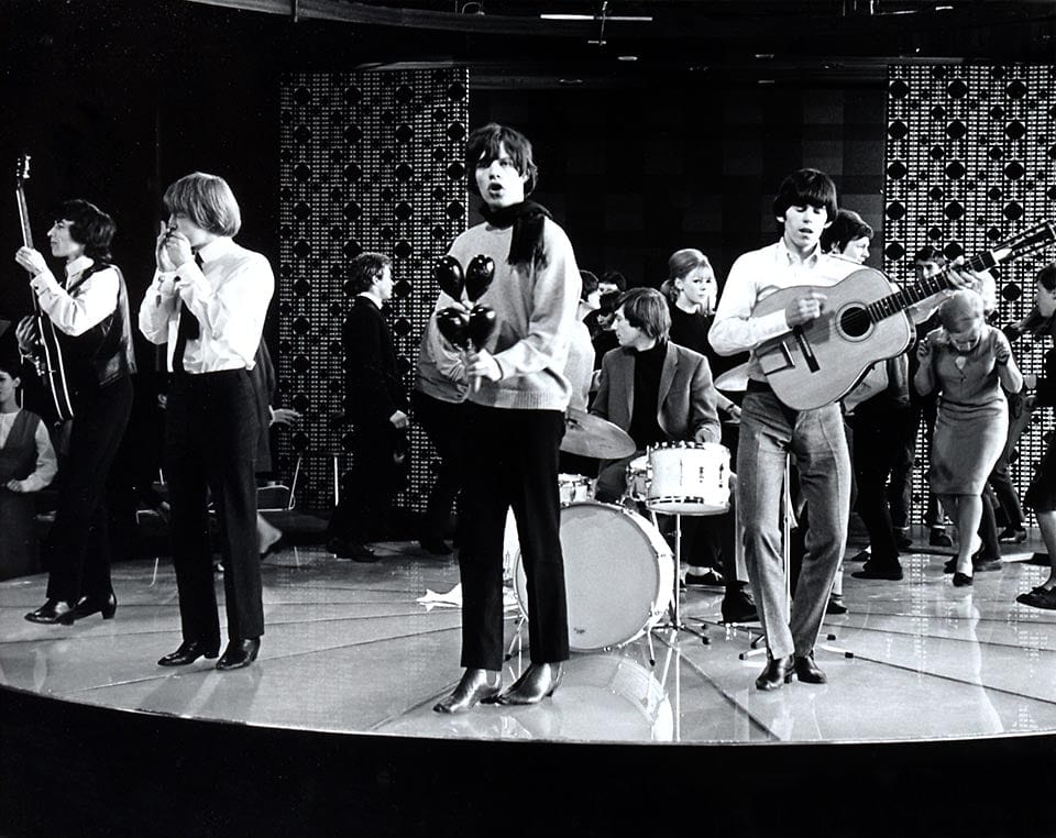 Die Rolling Stones auf der runden Bühne von „Ready, Steady, Go!“ im Casino de Montreux am 20. April 1964: Bill Wyman, Brian Jones an der Mundharmonika, Mick Jagger mit den Maracas, Charlie Watts am Schlagzeug und Keith Richards an der Gitarre.