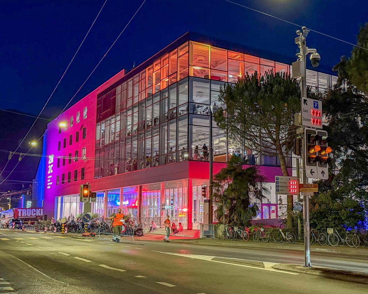 Das 2M2C bei Einbruch der Nacht in den Farben des Festivals beleuchtet.
