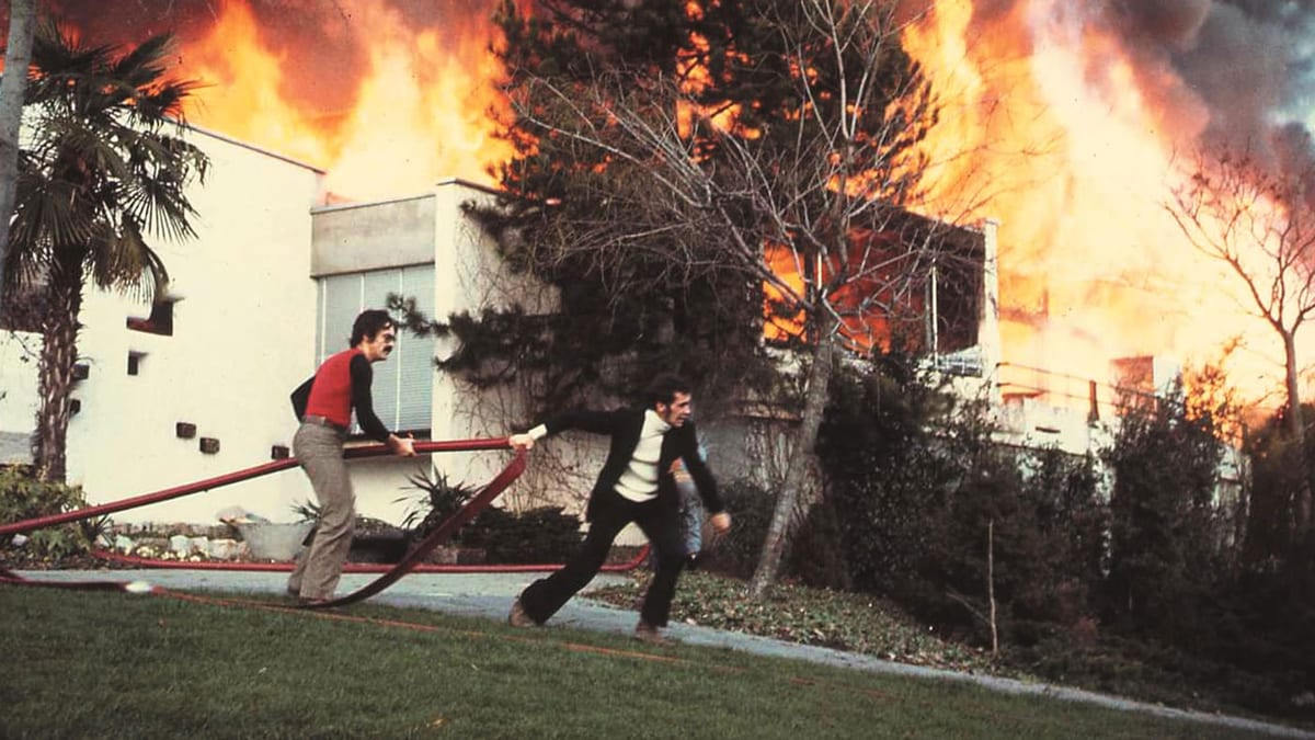 Claude Nobs und Jean-Paul Marquis ziehen einen Feuerwehrschlauch vor dem brennenden Casino. Das ist der „Funky Claude“ des Liedes.