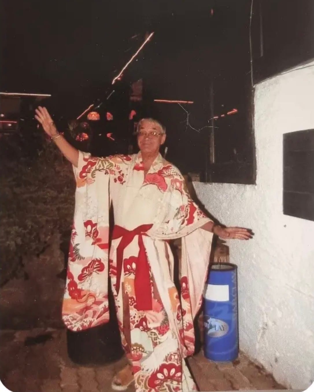 Claude Nobs indossa il kimono donato da Freddie Mercury.
