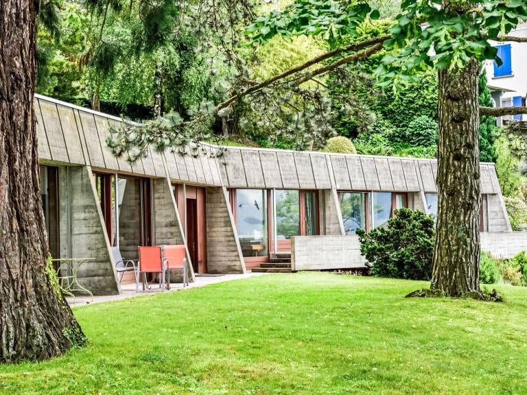 Der modernistische Betonflügel, zum baumbestandenen Park hin geöffnet.