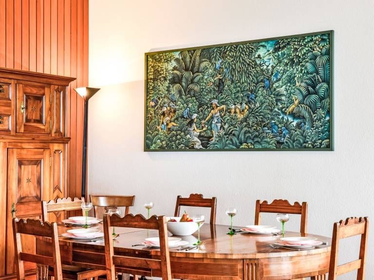 Das Esszimmer mit seinem grossen runden Tisch.