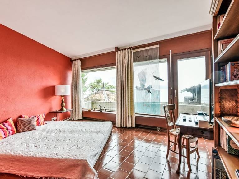 Ein Schlafzimmer mit Blick auf den See.