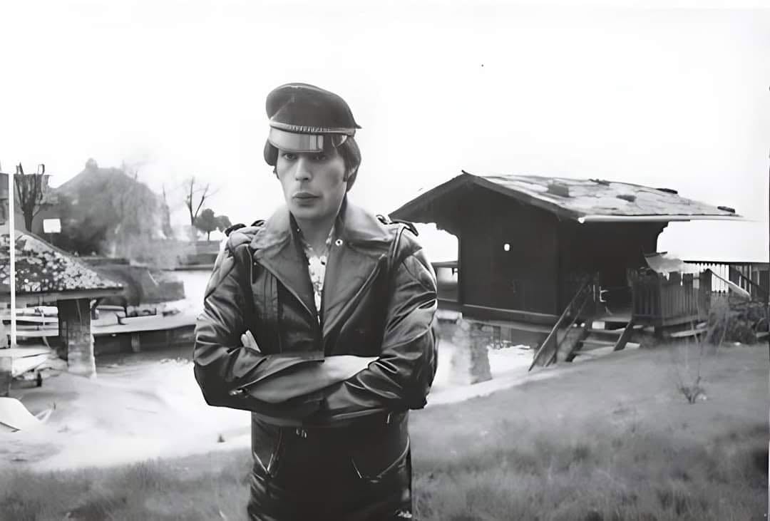 Freddie Mercury mit Ledermütze vor dem Duck House, 1979.