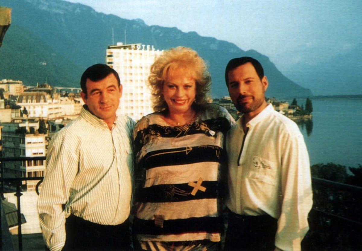 Freddie Mercury con Jim Hutton e Barbara Valentin su un balcone del Montreux Palace, verso il 1990.