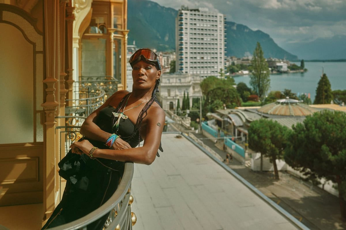 Grace Jones su un balcone del Montreux Palace, nel luglio 2025.