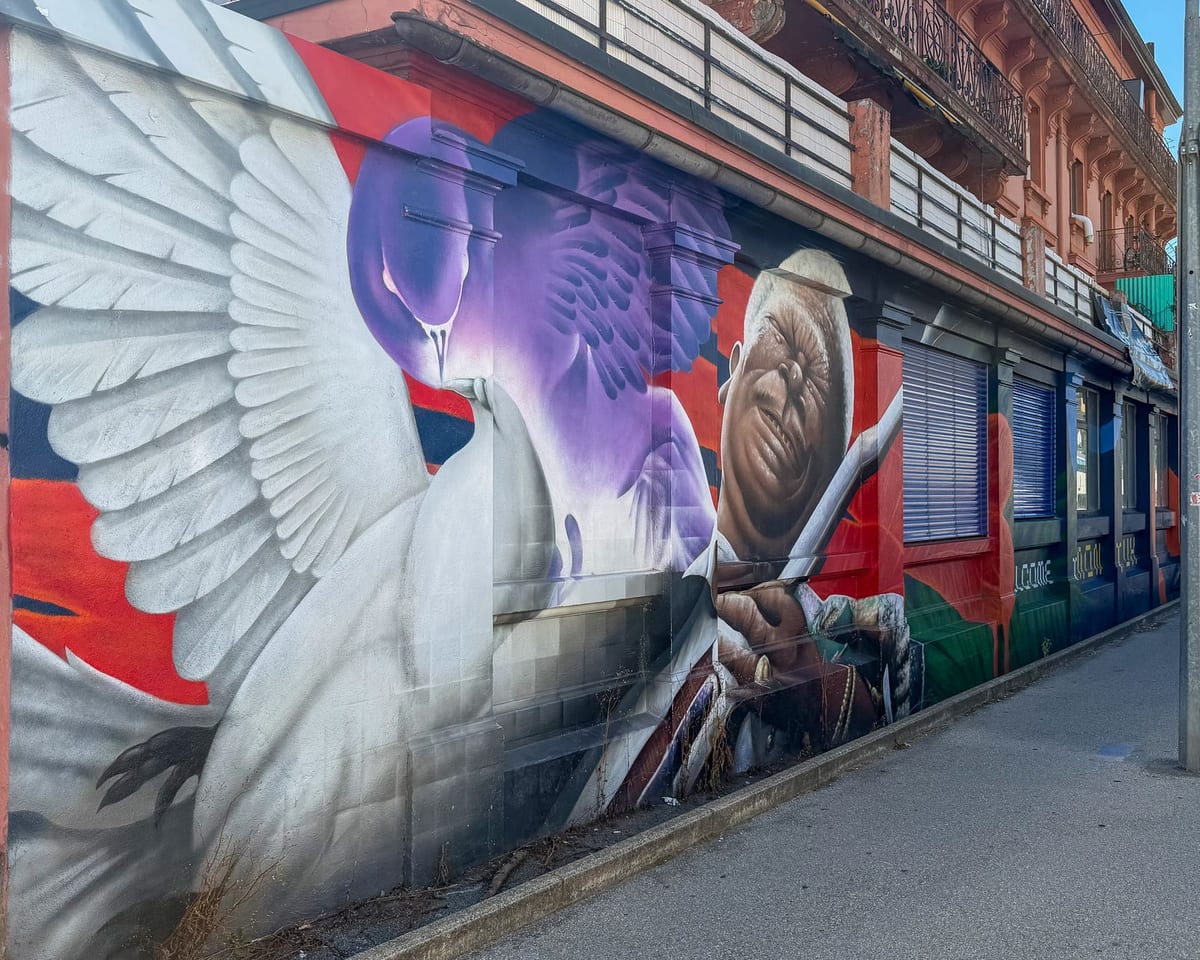Il murale che raffigura B.B. King con la chitarra in mano.