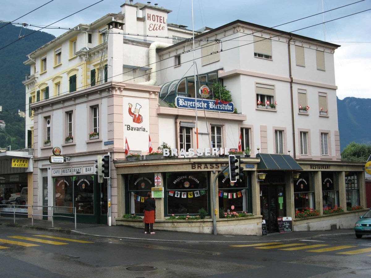 Die Brasserie Bavaria in ihrem ursprünglichen Gebäude, überragt vom Hotel Élite.