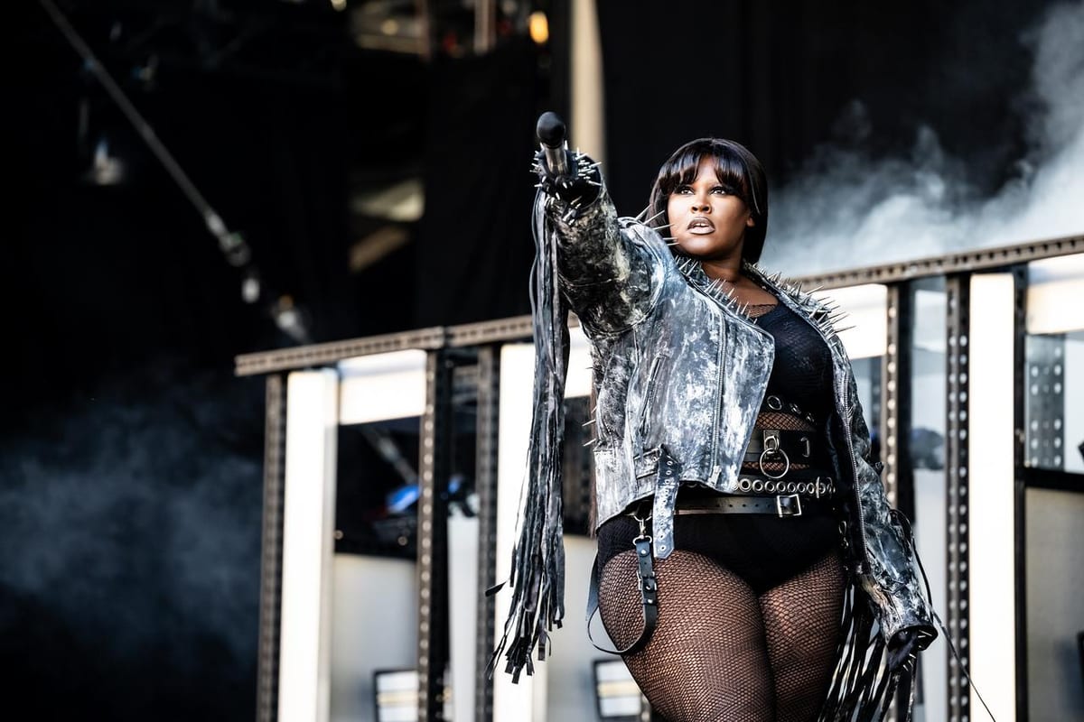 Die französische Sängerin Yseult auf der Seebühne des Montreux Jazz Festivals, 12. Juli 2025.