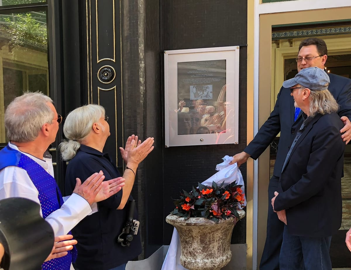Ian Gillan, Ian Paice et Roger Glover lors de l’inauguration de la plaque, avec le syndic Laurent Wehrli (2018).