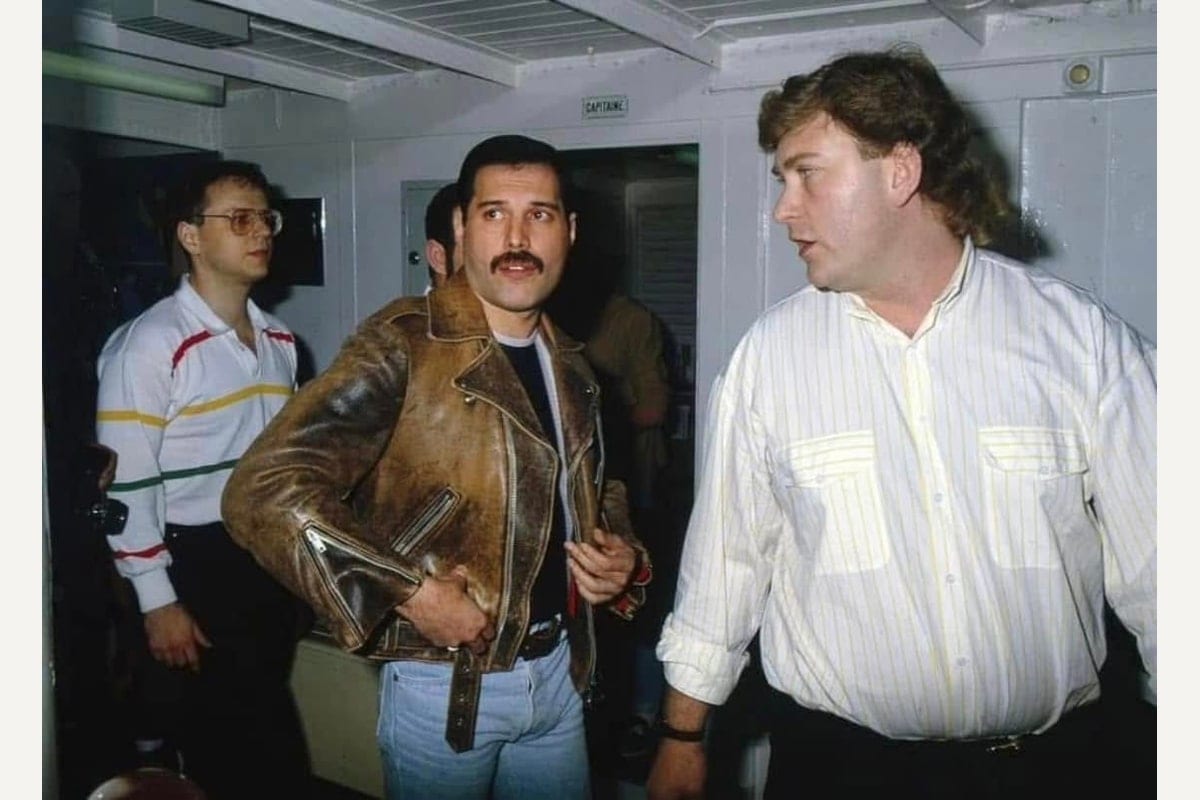 Freddie Mercury an Bord der „Italie“, während des Presseempfangs von Queen (10. Mai 1986).