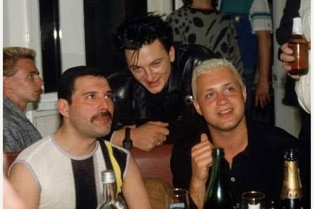 Freddie Mercury mit Mark O’Toole von Frankie Goes To Hollywood und Belouis Some an Bord der „Italie“ (10. Mai 1986).