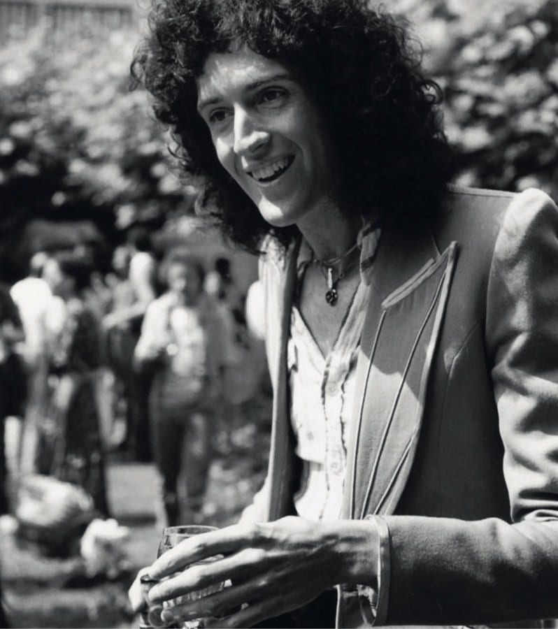 Brian May in den Gärten des Hotels Eden au Lac (1978).