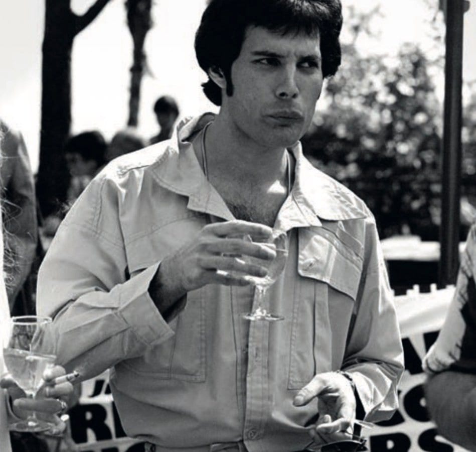 Freddie Mercury im Park des Hotels (1978).