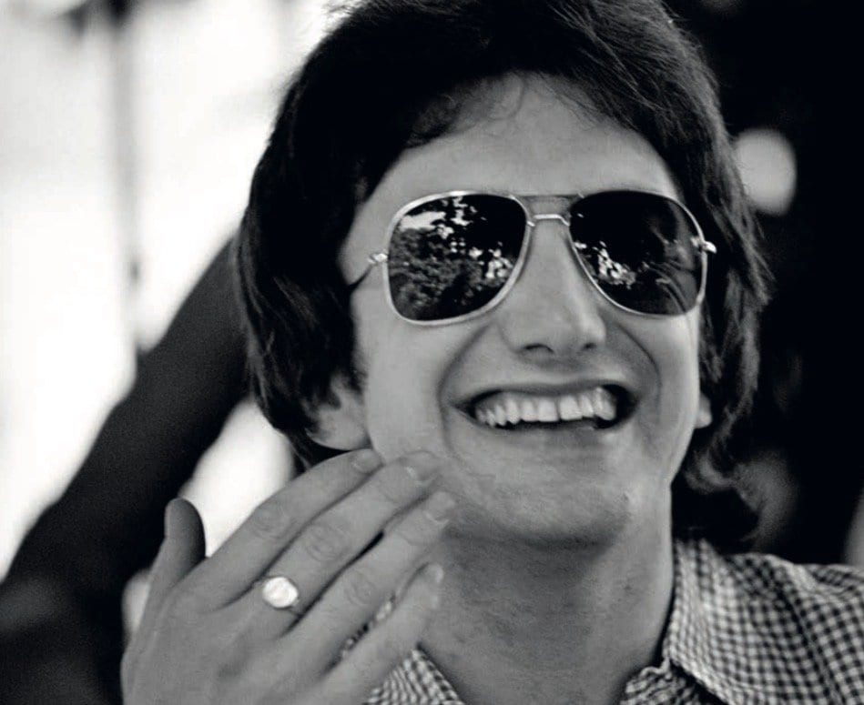 John Deacon in den Gärten des Hotels Eden au Lac (1978).