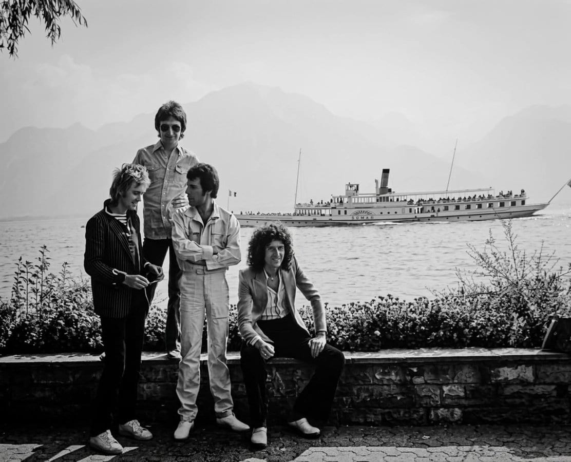 Queen am Seeufer vor dem Hotel, dahinter ein CGN-Dampfschiff (1978).