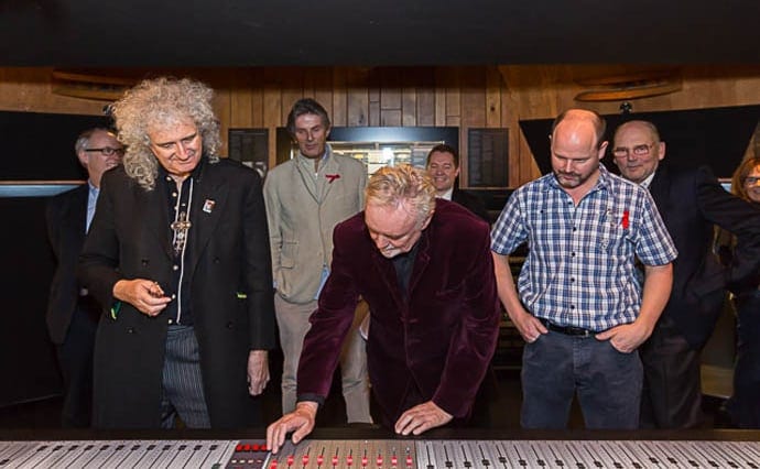 Eröffnung der Ausstellung „Queen: The Studio Experience“ am 2. Dezember 2013: Brian May und Roger Taylor (am originalen Aufnahmepult).