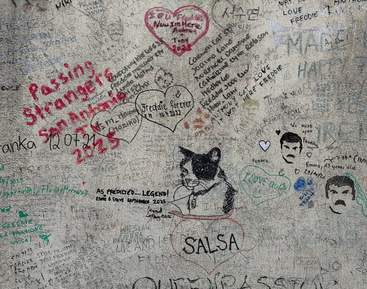 Botschaften, Zeichnungen und Unterschriften von Queen-Fans an der Wand.