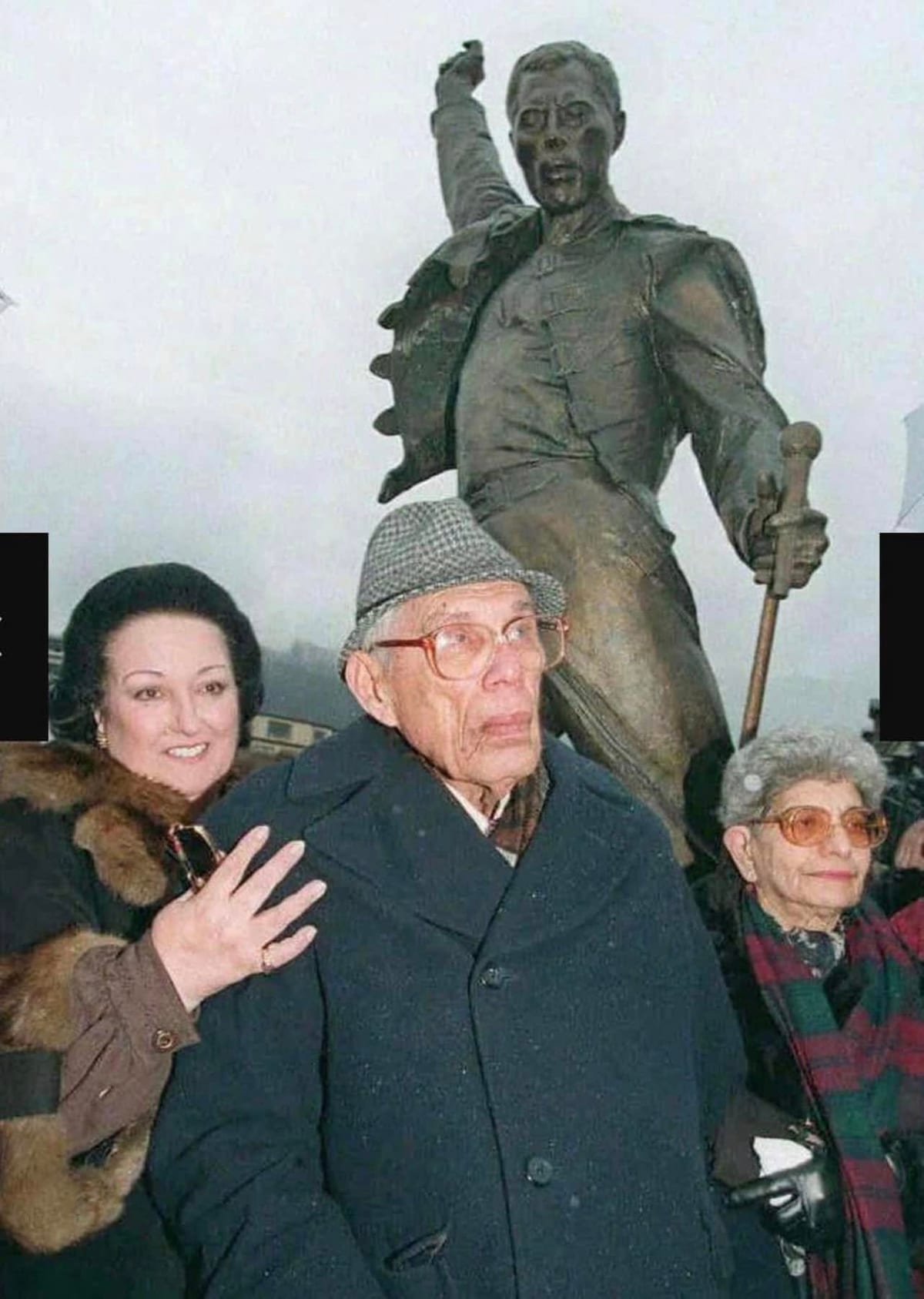 Inaugurazione della statua, il 25 novembre 1996: il soprano Montserrat Caballé (a sinistra), partner di Freddie in «Barcelona», accanto ai genitori del cantante, Bomi e Jer Bulsara.