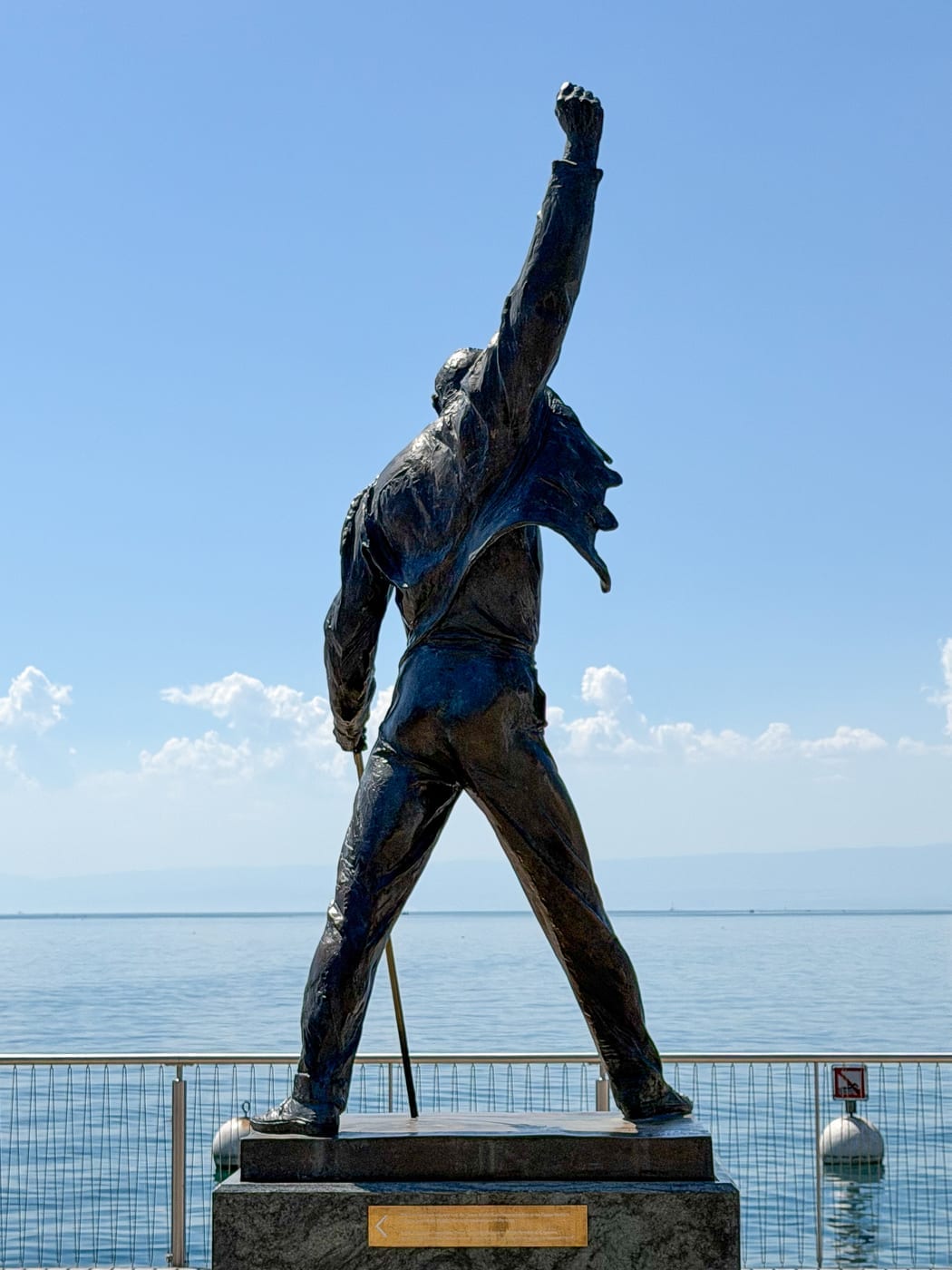La statua di fronte al Lemano.
