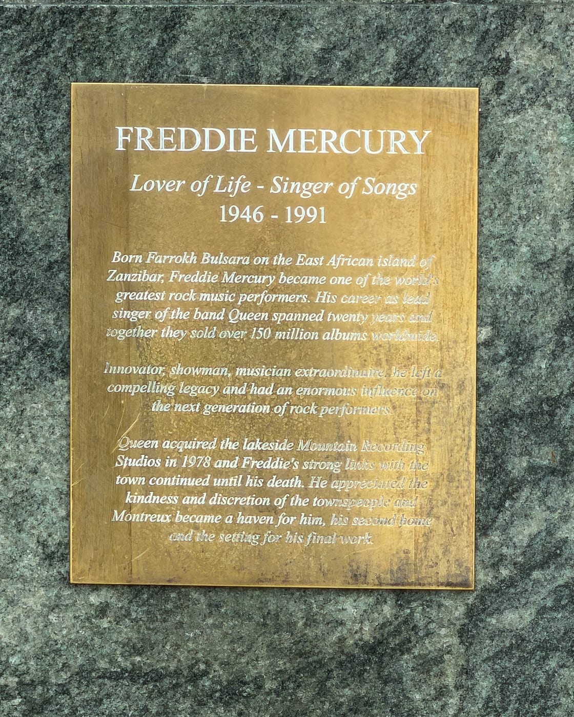 La targa della statua: «Lover of Life, Singer of Songs».