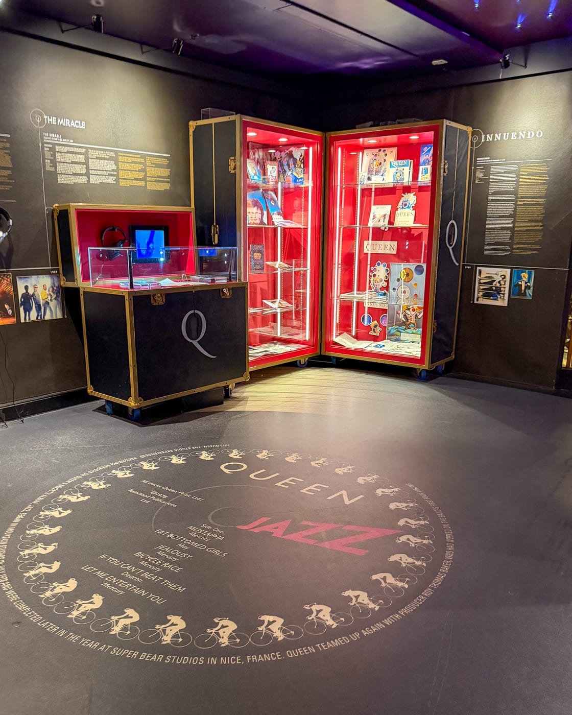 Der Ausstellungsraum im ursprünglichen Studio: Albumvitrinen und, am Boden, das Cover von „Jazz“.