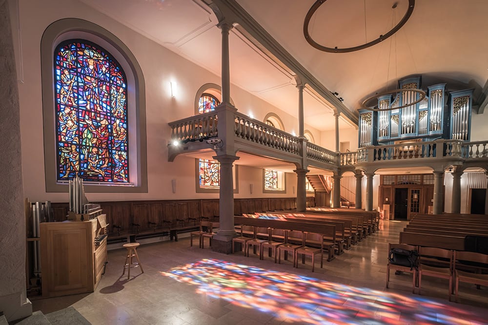 Das Kirchenschiff und seine beiden Orgeln, unter den Glasfenstern.